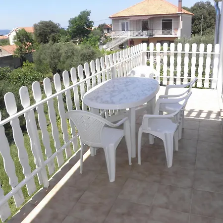 Apartments Zvone - 100 M From Sea Bibinje Exterior photo